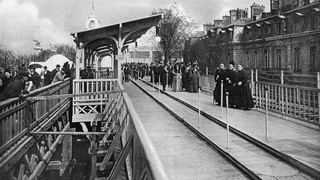 Así eran las ingeniosas aceras mecánicas del París de 1900